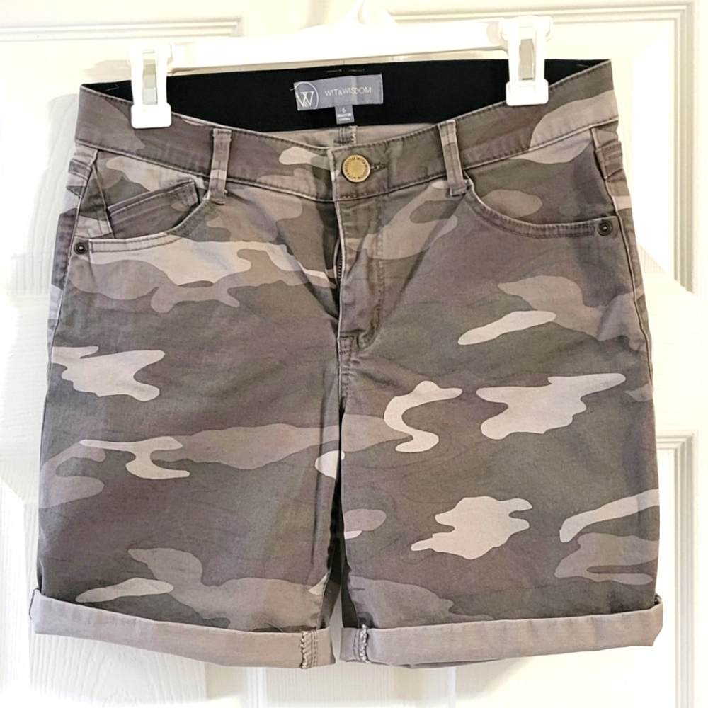 Wit and Wisdom camouflage shorts in EUC Size 6